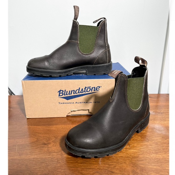 Blundstone 519 Chelsea boots with olive green detail